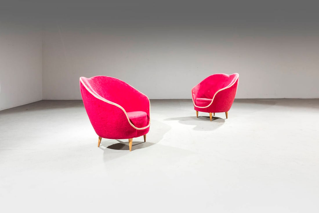 MUNARI FEDERICO: MUNARI FEDERICOMilano 1907 - 1998Coppia di poltroneStruttura in legno, imbottitura rivestita in tessuto. Anni '50cm 88x83x77Difetti