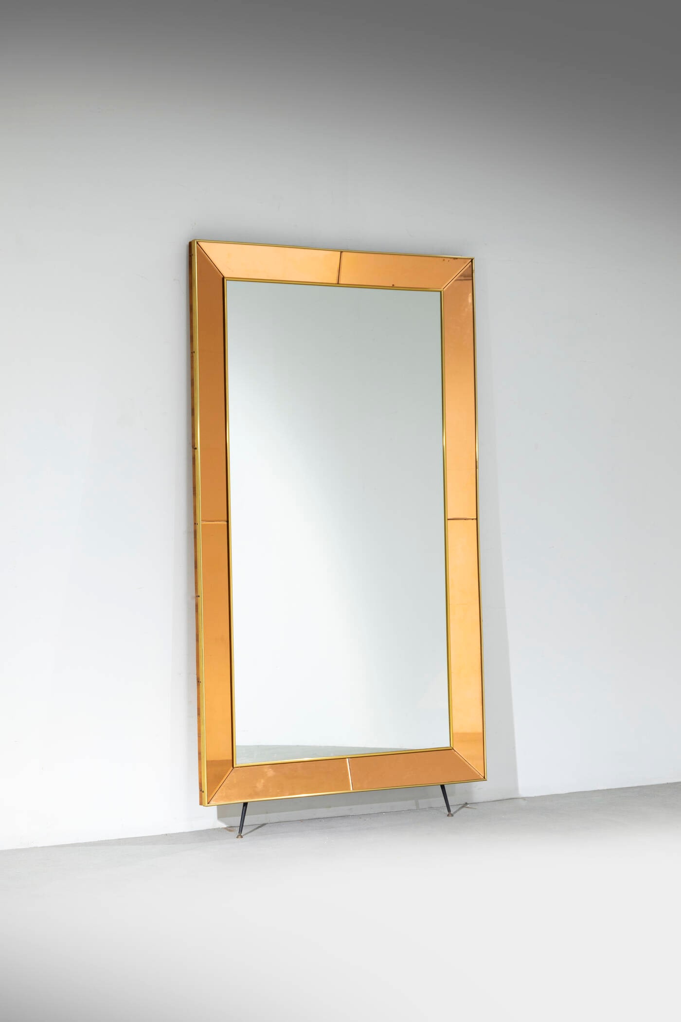 CRISTAL ART: CRISTAL ARTSpecchieraBordo in ottone, metallo verniciato, vetro colorato, vetro specchiato.Anni '60cm 199x108