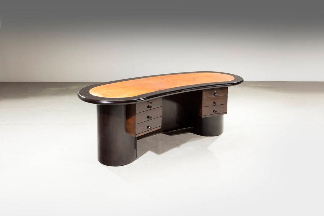 PRODUZIONE ITALIANA: PRODUZIONE ITALIANAScrivaniaStruttura in legno, piano in pelle.Anni '50cm 77x220x83,5Difetti