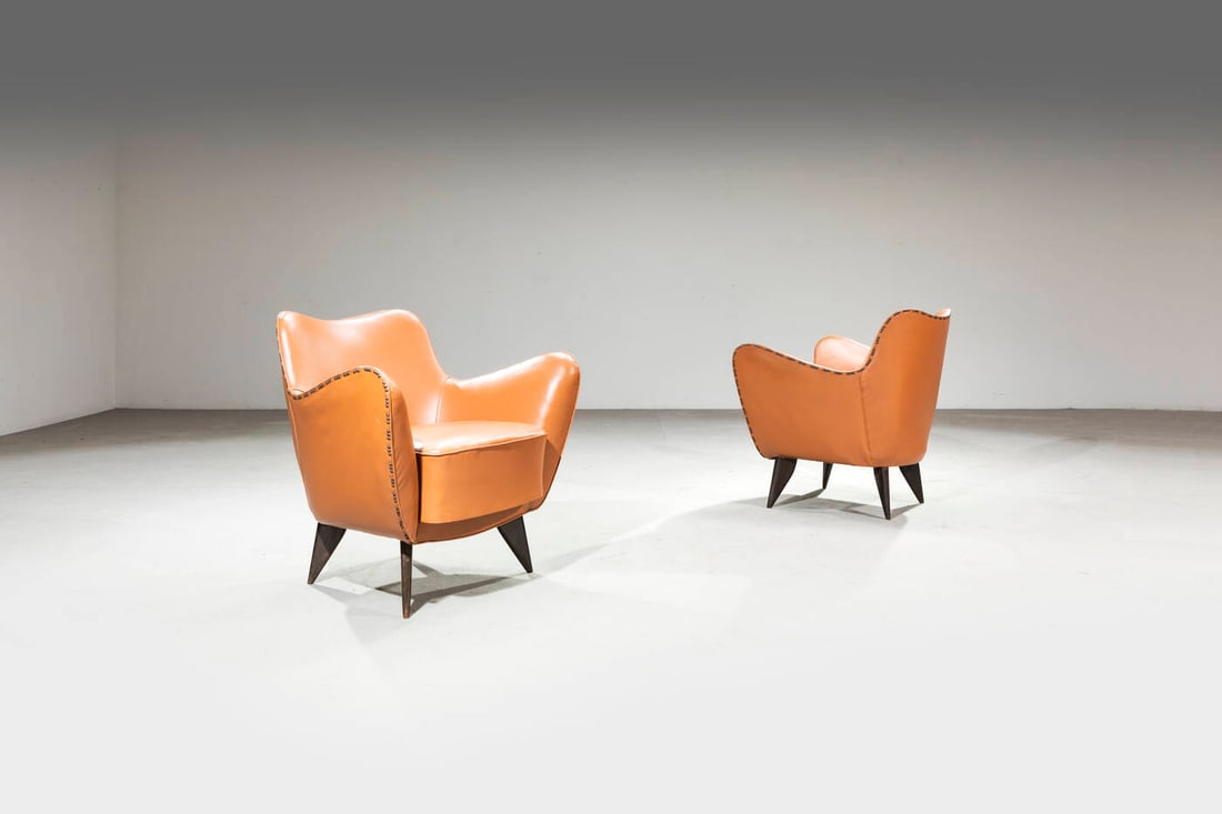 GIULIA VERONESI: GIULIA VERONESICoppia di poltrone mod. PerlaStruttura in legno, imbottitura rivestita in similpelle. Etichetta del produttore sotto la sedutaProd. ISA, anni '50cm 78x80x68Bibl.:-Domus 274, (ottobre 19