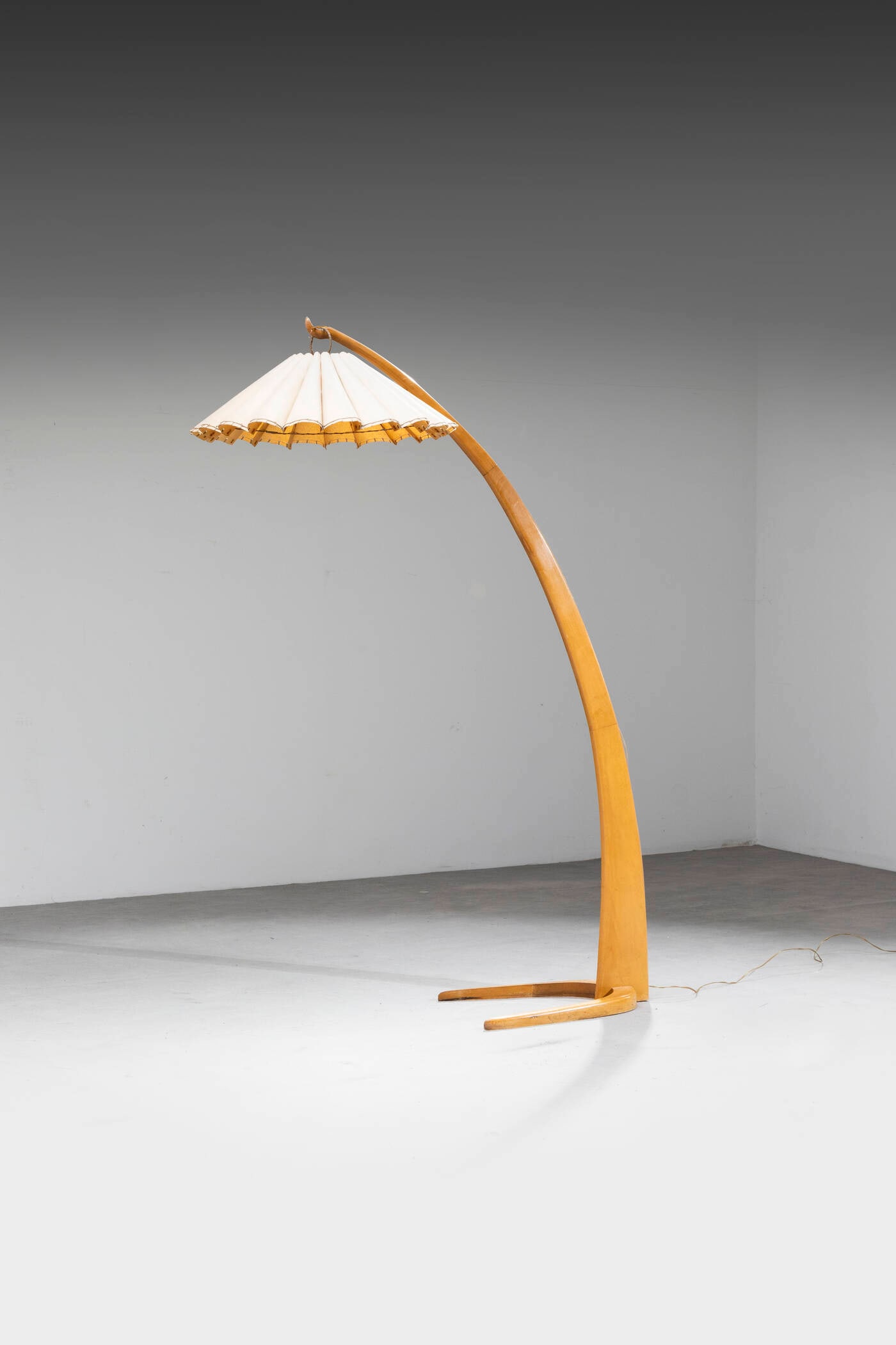 PRODUZIONE ITALIANA: PRODUZIONE ITALIANA Lampada da terra Struttura in legno e paralume in carta. Anni '50 h cm 180x70 Difetti