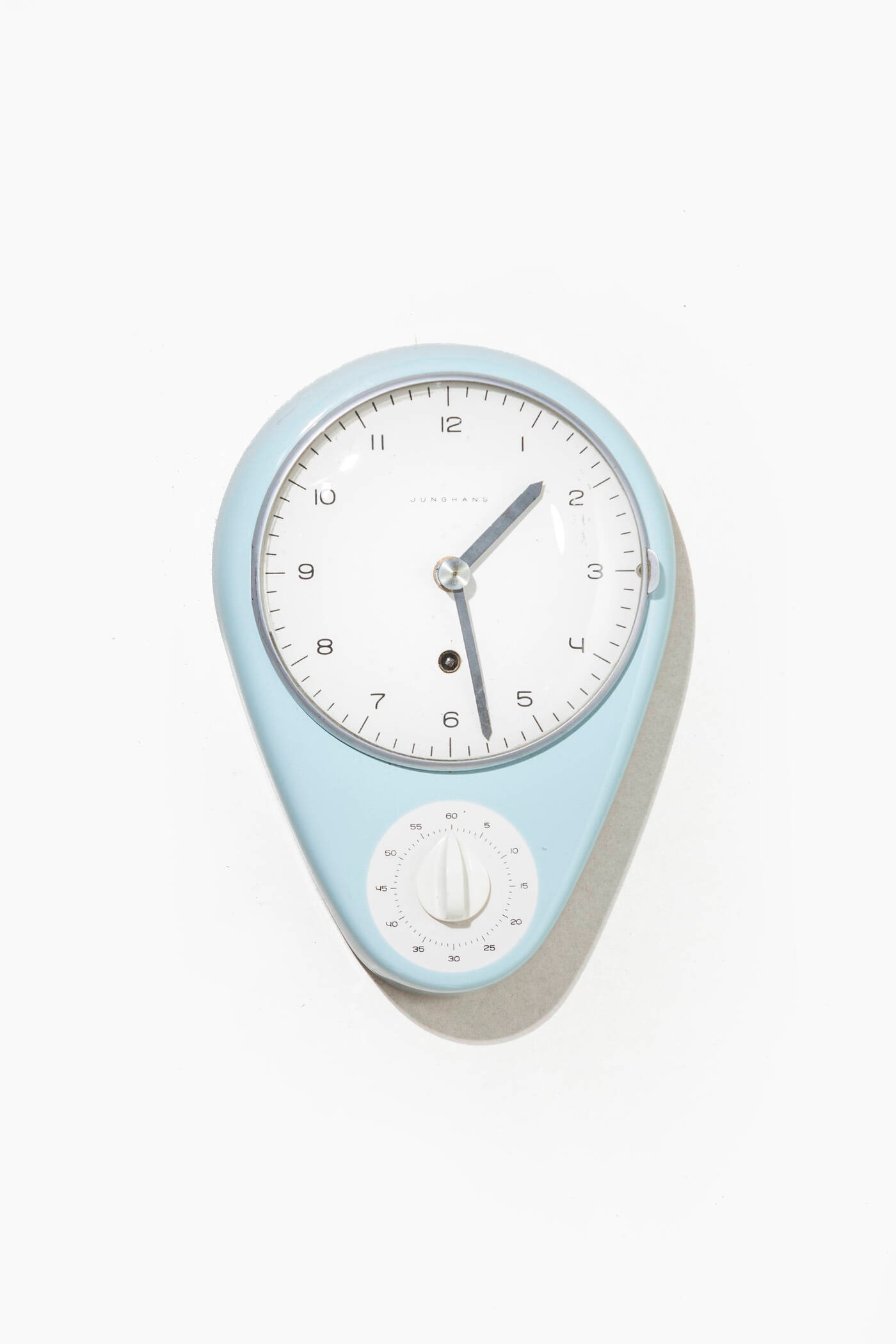 MAX BILL: MAX BILLWinterthur (Svizzera) 1908 - 1994 Berlino (Germania)Orologio da muro con timerMetallo verniciato, porcellana smaltata, vetro.Anni '50cm 25x18x6