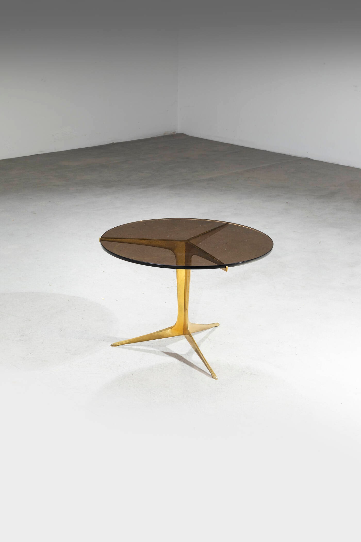 GIUSEPPE OSTUNI: GIUSEPPE OSTUNITavolinoStruttura in ottone, piano in vetro fum.Anni ?50cm 43x63x63