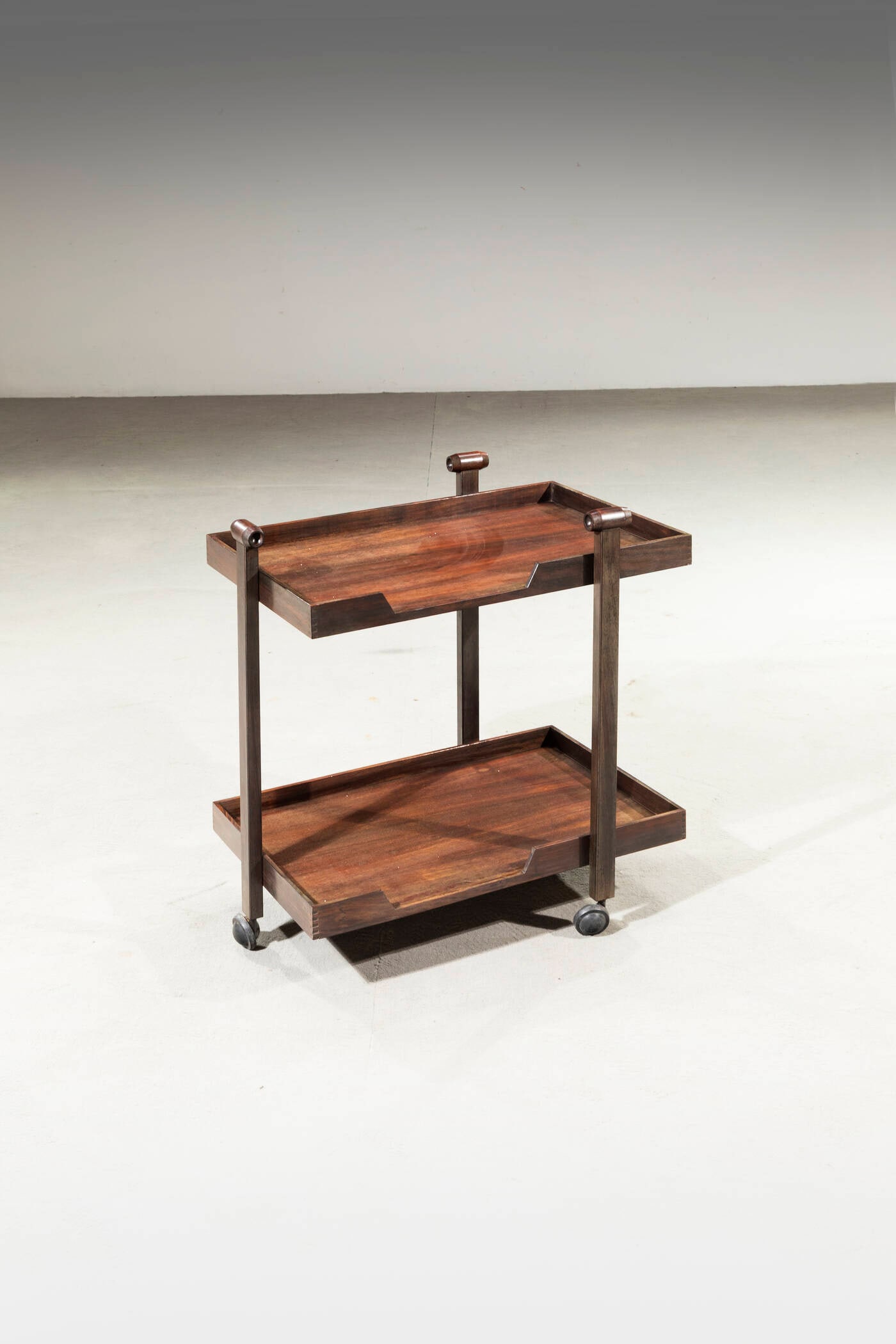 FRANCO ALBINI: FRANCO ALBINICarrello mod. CR20Legno.Prod. Poggi 1958cm 69x68x45Bibl.: Giuliana Gramigna, Repertorio 1950-1980, Mondadori, Milano, 1985, pag. 126Bibl.: R. Dulio, F. Marino, S.A. Poli, Il Mondo di Pogg