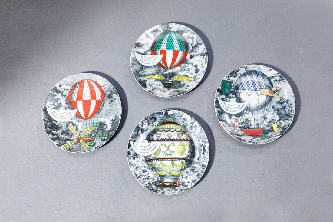 PIERO FORNASETTI: PIERO FORNASETTIMilano 1913 - 1988Quattro piatti della serie MongolfiereCeramica serigrafata. Marchio del produttore Anni '50diam. cm 24