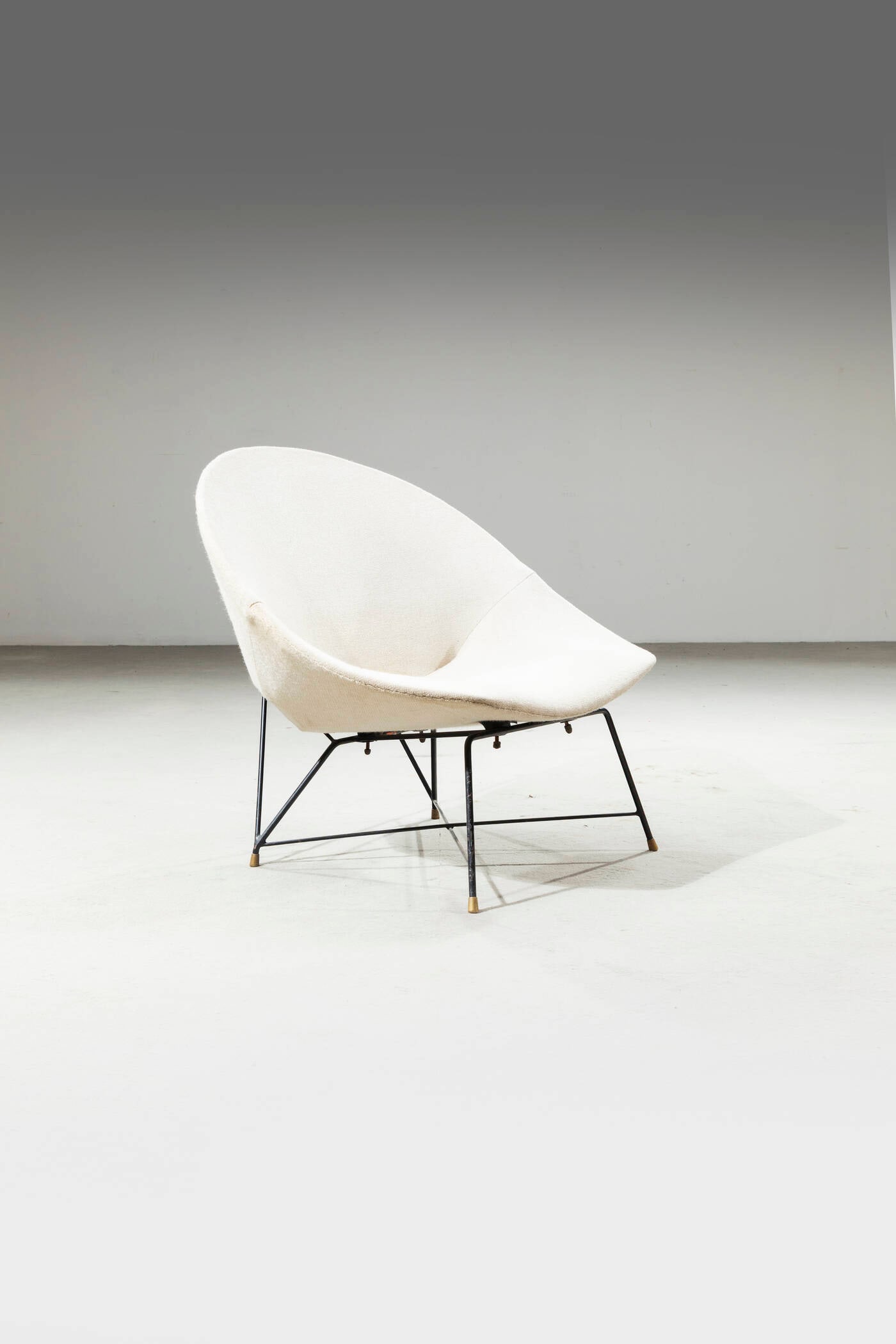 AUGUSTO BOZZI: AUGUSTO BOZZIPoltroncinaStruttura in metallo, imbottitura rivestita in tessuto e particolari in ottone.Prod. Saporiti, Italia, anni '60cm 78x87x76Difetti