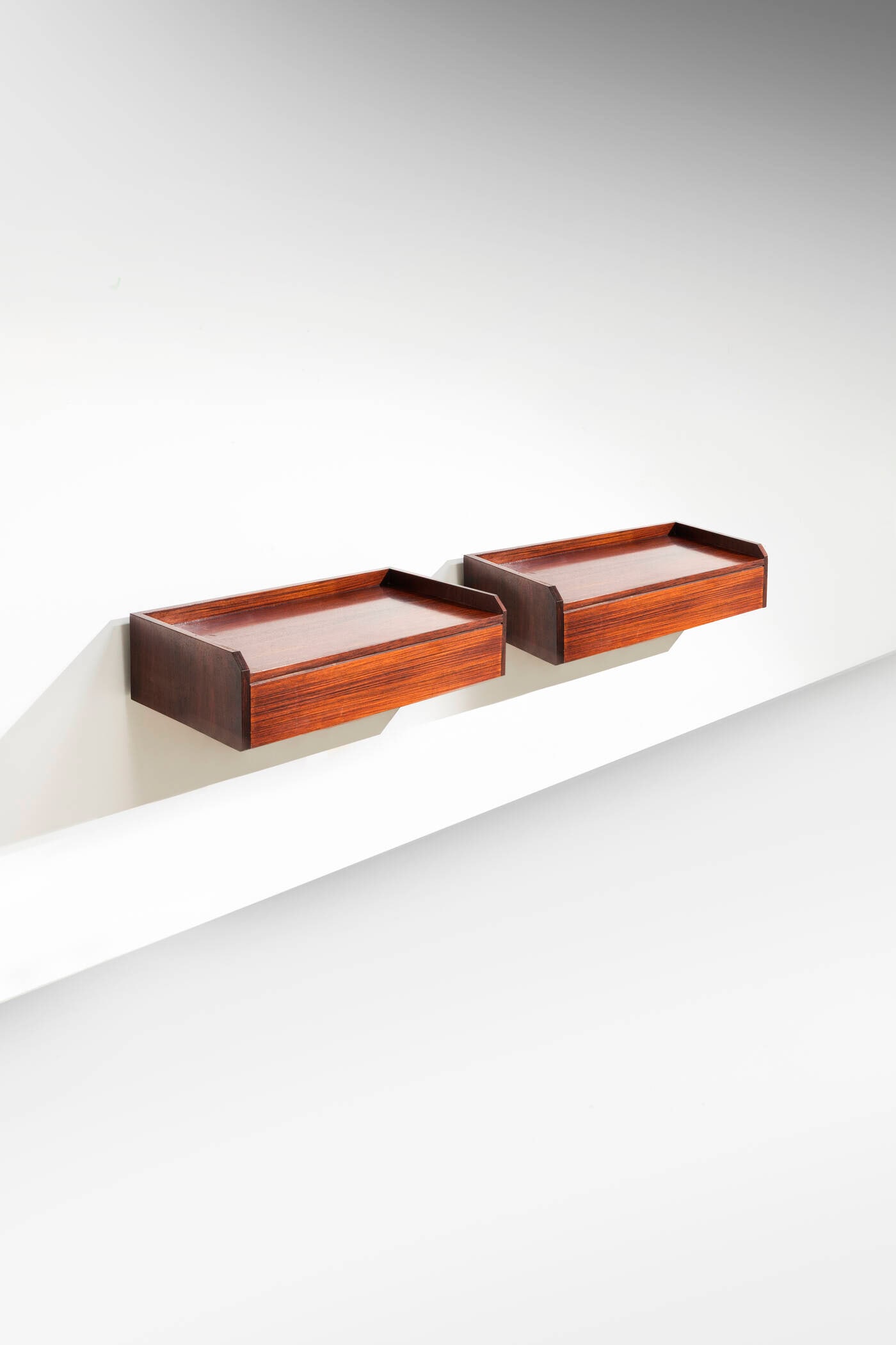 FRANCO ALBINI: FRANCO ALBINICoppia di comodini pensiliStruttura in legno. Prod. Poggi, anni '60cm 15x58x32