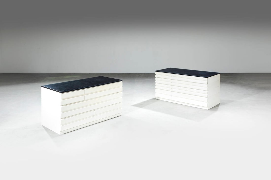 VICO MAGISTRETTI: VICO MAGISTRETTICoppia di cassettiere mod. SamarcandaStruttura in legno laccato. piano rivestito in pelle. Prod. Poggi, anni '60singolo modulo cm 57x107x53,5Bibl.: R. Dulio, F. Marino, S.A. Poli, "Il