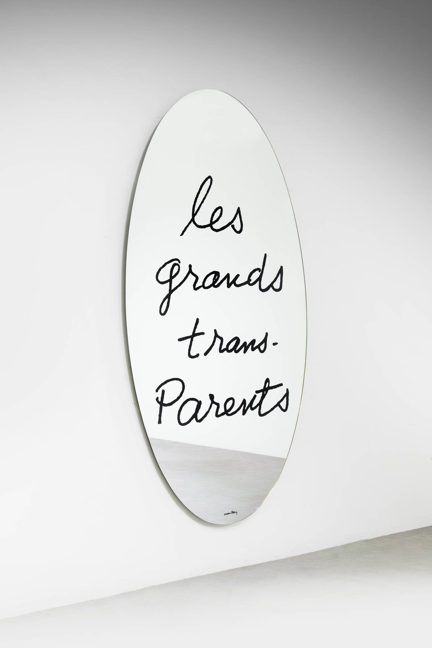 MAN RAY: MAN RAYPhiladelphia (USA) 1890 - 1976 Parigi (Francia)Specchio da parete mod. Les grands transparentsStruttura in vetro specchiato serigrafato. Firma serigrafataDisegnato per Ultramobile Collection.Pr