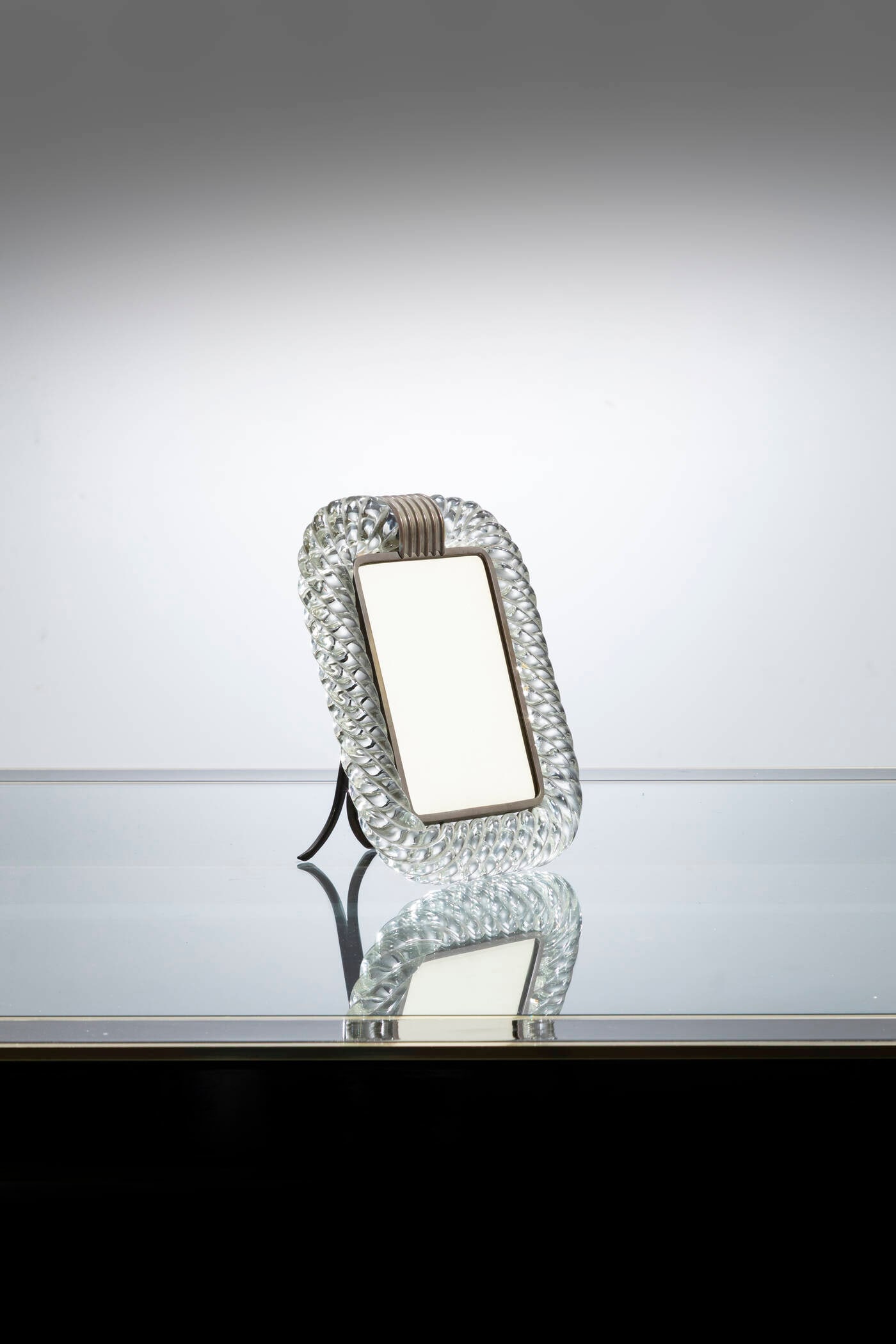 BAROVIER & TOSO: BAROVIER & TOSO Portafotografie Vetro a torchon, montatura in ottone. Anni '40 cm 25,5x21 Difetti