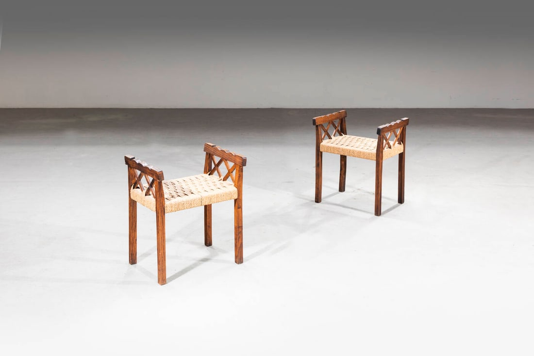 PRODUZIONE ITALIANA: PRODUZIONE ITALIANA Coppia di sgabelli Struttura in legno, seduta in corda intrecciata. Anni '40 cm 57x50,5x40 Difetti