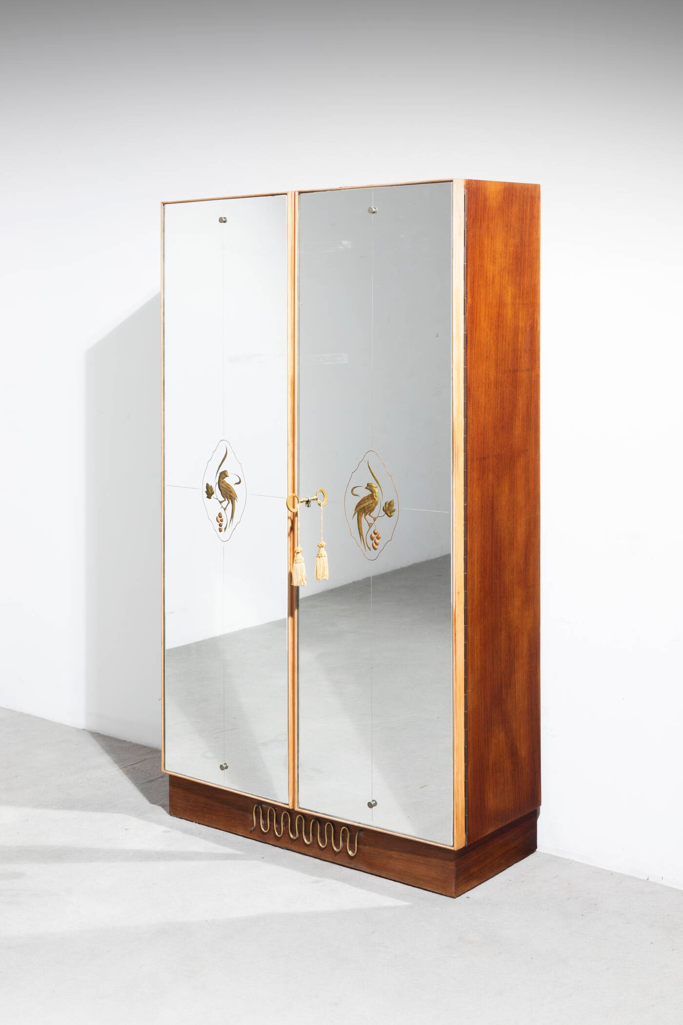 PRODUZIONE ITALIANA: PRODUZIONE ITALIANA Mobile bar Struttura in legno, vetro specchiato serigrafato, vetro specchiato, vetro e particolari in ottone. Anni '40 cm 126x72x29 Difetti