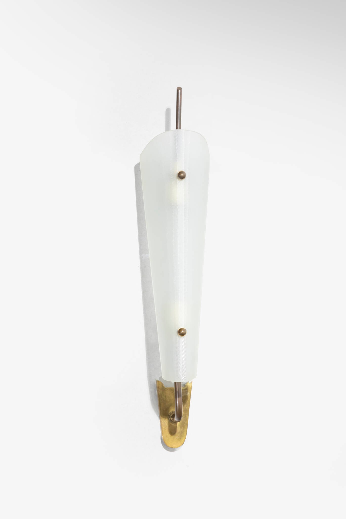 PRODUZIONE ITALIANA: PRODUZIONE ITALIANA Applique Struttura in metallo, paralume in vetro satinato. Anni '50 h cm 17x66x13