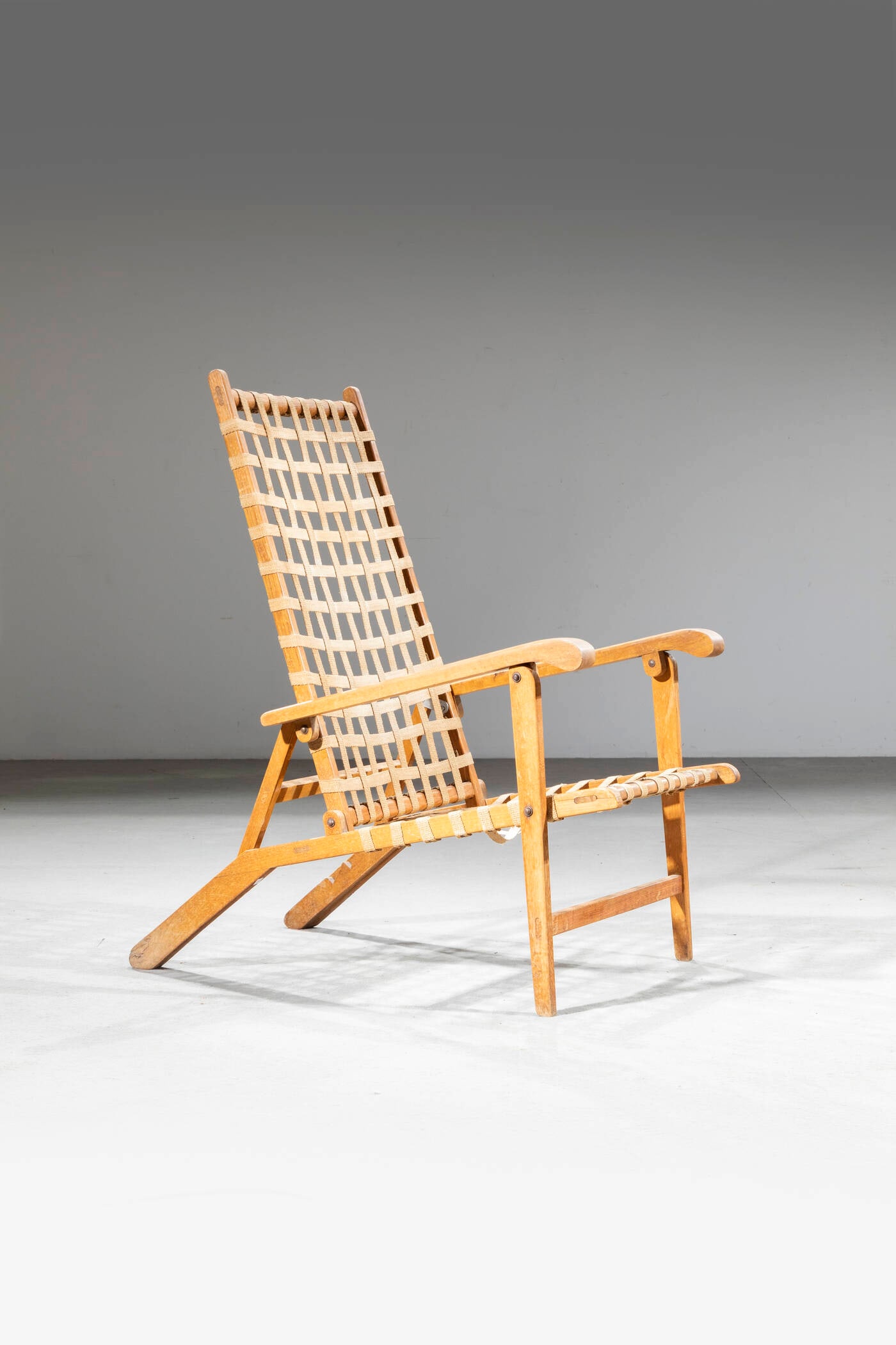 PRODUZIONE ITALIANA: PRODUZIONE ITALIANA Poltrona reclinabile Struttura in legno, corda. Anni '40 cm 111x60x100 Difetti