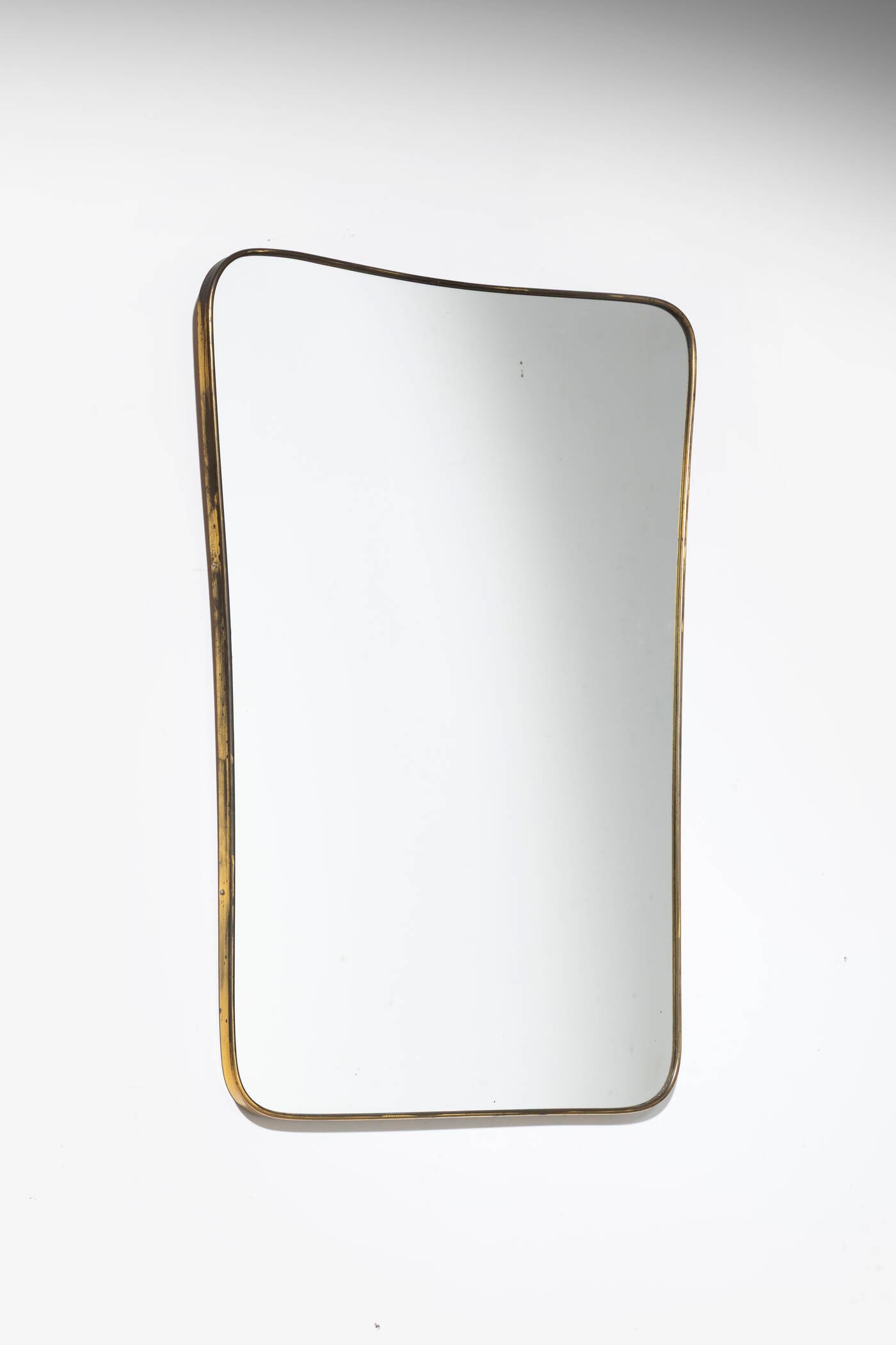 PRODUZIONE ITALIANA: PRODUZIONE ITALIANA Specchio da parete Bordo in ottone e vetro specchiato. Anni '50 cm 74,5x51,5 Difetti