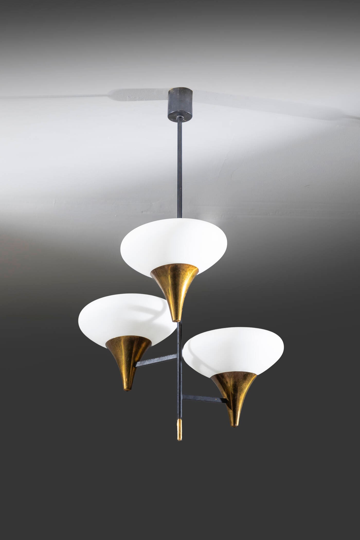 STILNOVO: STILNOVO Lampada a sospensione Struttura in metallo verniciato e ottone, diffusori in vetro opalino. Anni '50 h 92x52