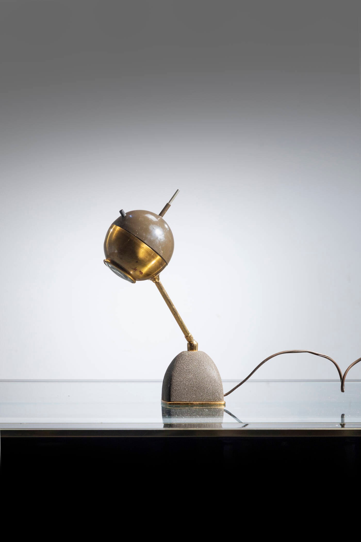 OSCAR TORLASCO: OSCAR TORLASCO Lampada da tavolo Struttura in ottone, metallo verniciato e vetro. Prod. Lumi, anni '50 h cm 28,5 Difetti