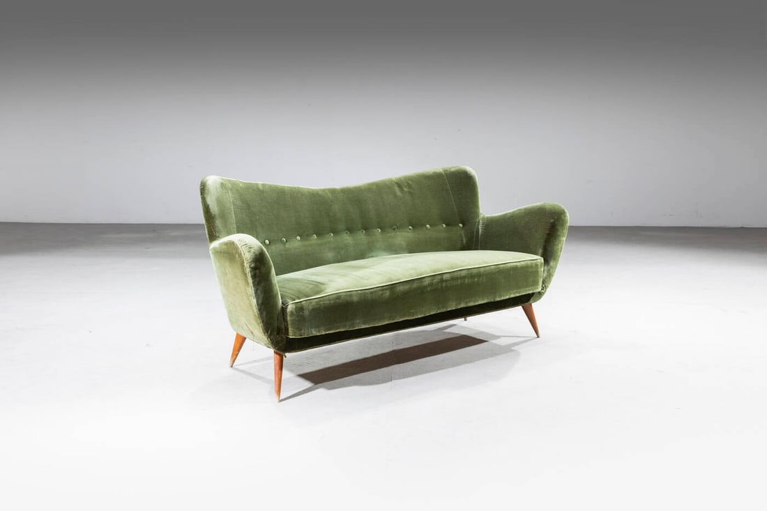 GUGLIELMO VERONESI: GUGLIELMO VERONESI Divano a tre posti Struttura in legno, imbottitura rivestita in tessuto. Anni '50 cm 82x175x80 Difetti