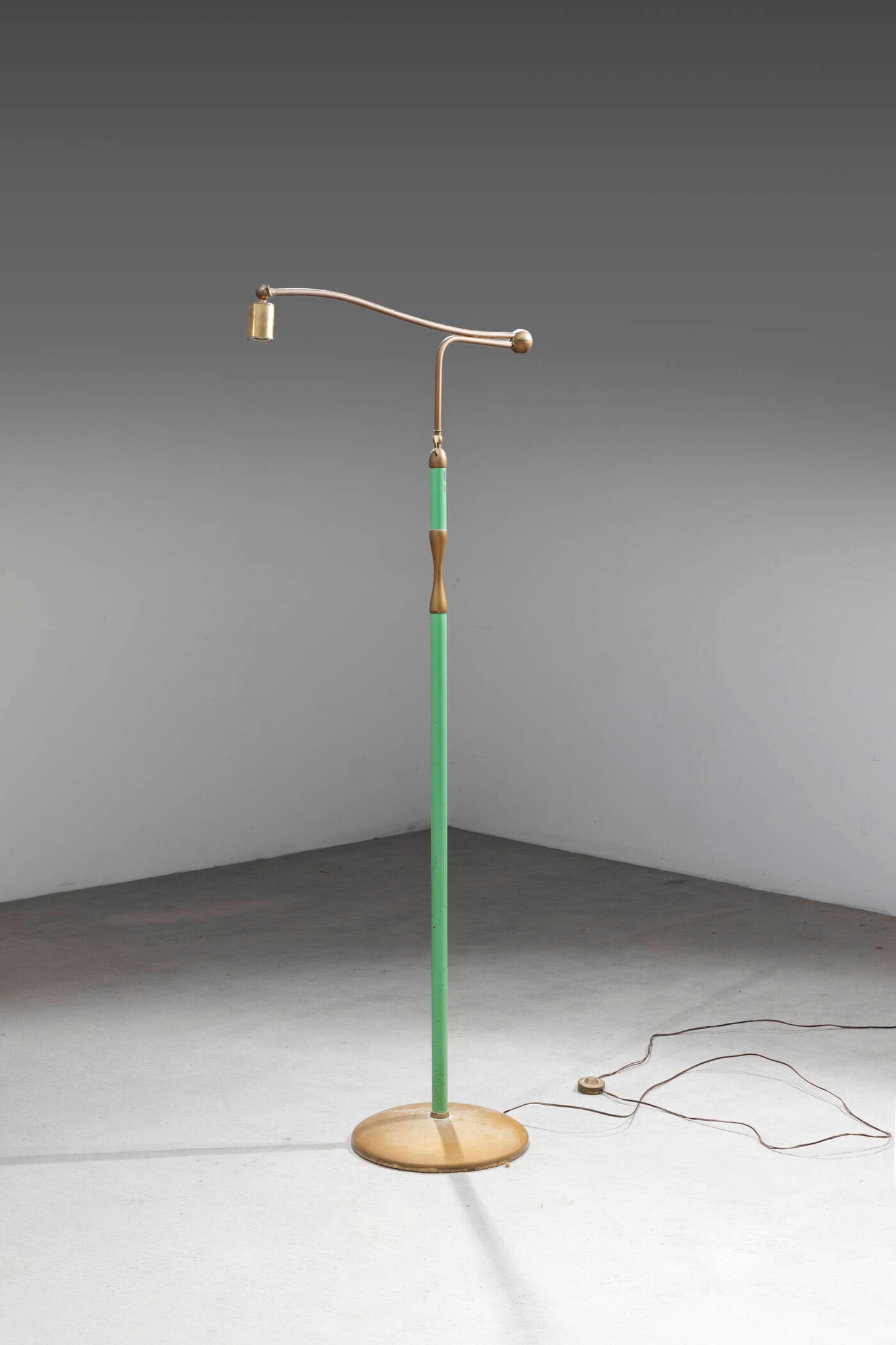 ARREDOLUCE: ARREDOLUCE Lampada da terra Struttura in ottone, metallo verniciato. Base in ghisa Marchio sotto la base Prod. Arredoluce, anni '60 h cm 155 Difetti