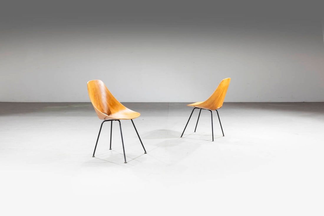 VITTORIO NOBILI: VITTORIO NOBILI Coppia mod. Medea Struttura in metallo laccato, compensato curvato. Anni '50 cm 80x46x56 Bibl.: Giuliana Gramigna, "Repertorio del design italiano 1950-1980", Mondadori, 1985, pag.