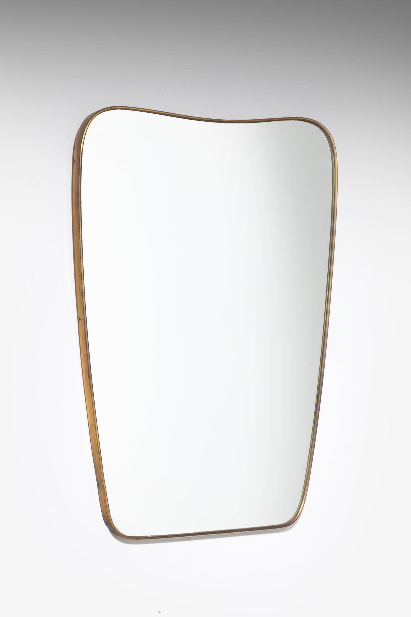 PRODUZIONE ITALIANA: PRODUZIONE ITALIANA Specchio da parete Bordo in ottone e vetro specchiato. Anni '50 cm 79x56