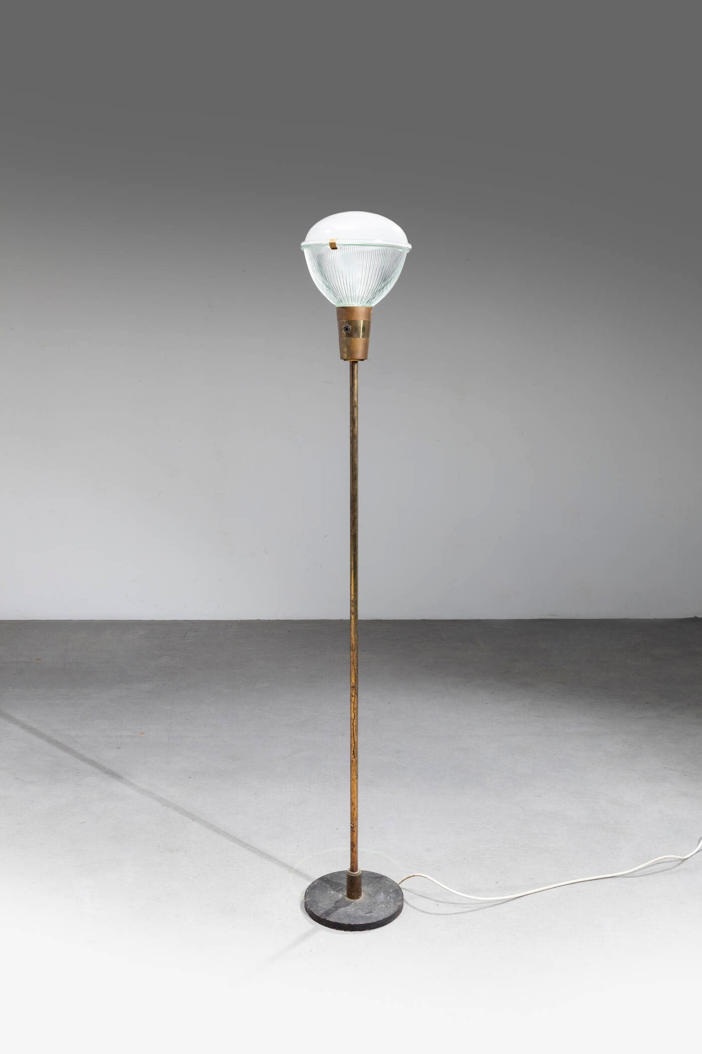 STILNOVO: STILNOVO Lampada da terra Struttura in ottone, vetro. Base in ghisa Prod. Stilnovo, anni '50 h cm 172 Difetti
