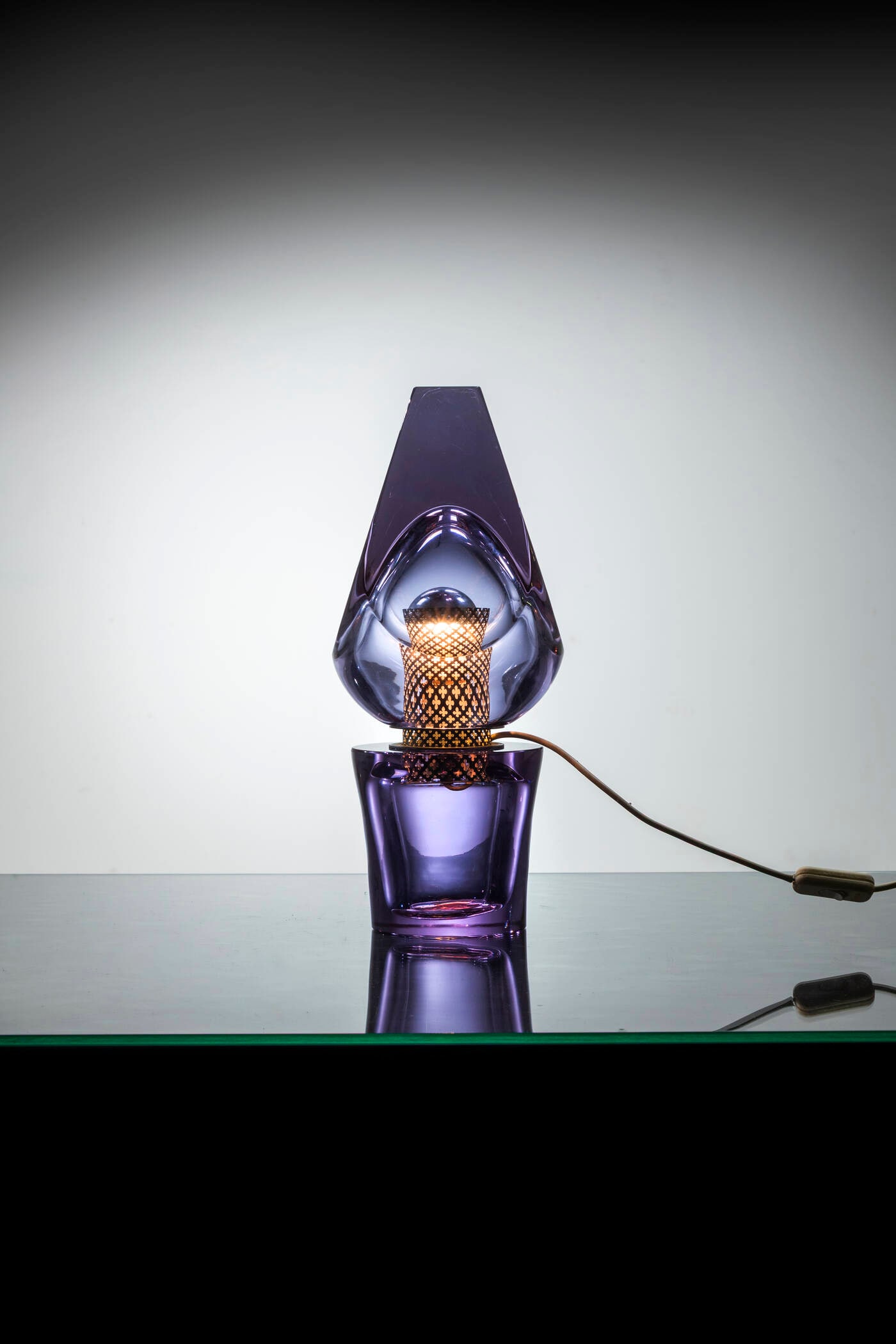 SEGUSO: SEGUSO Lampada da tavolo mod. 14092 Vetro colorato e molato di forte spessore. Prod. Seguso Vetri d'arte, anni '60 h cm 43x18