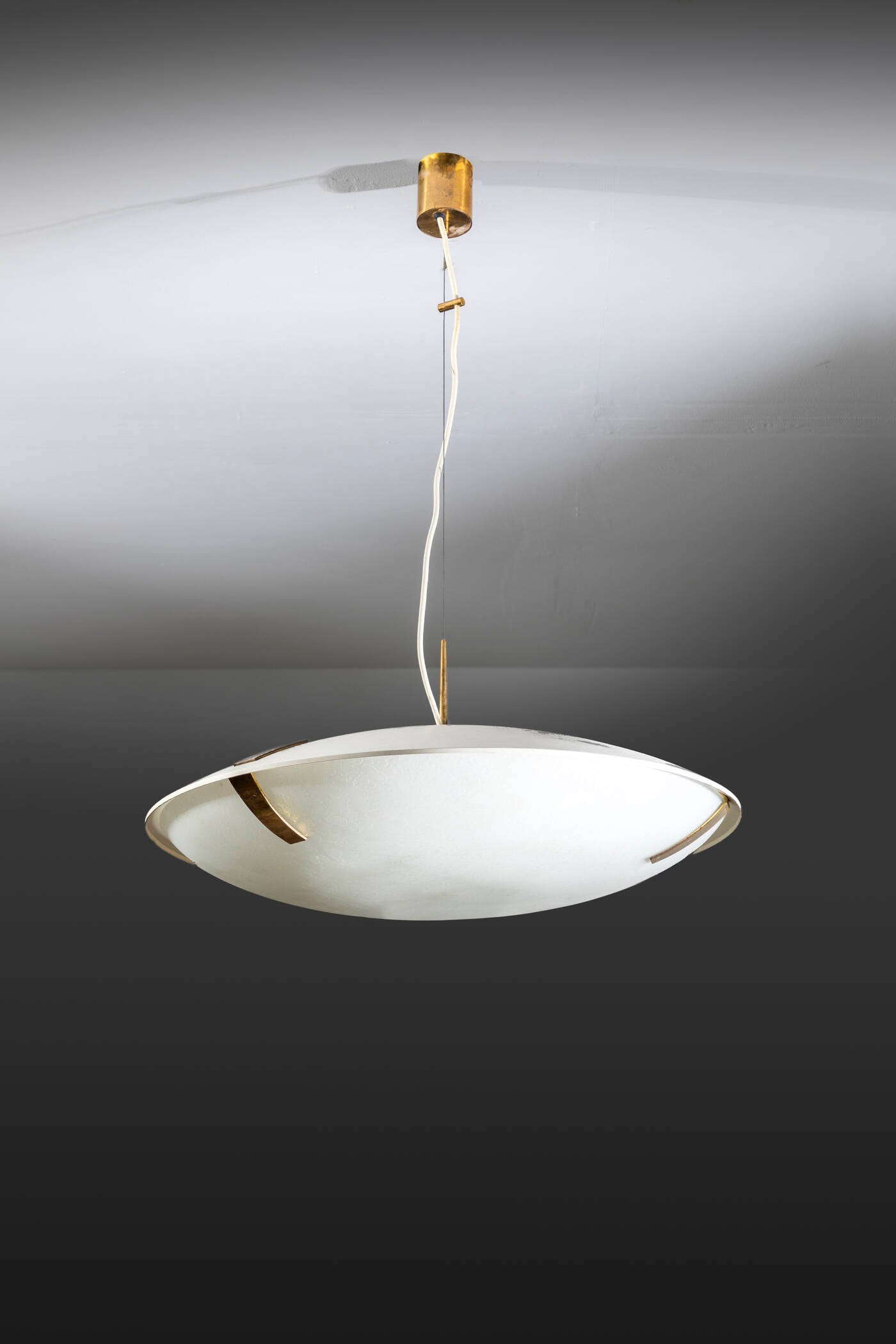 STILNOVO: STILNOVO Lampada a sospensione Struttura in metallo verniciato, diffusore in vetro satinato e particolari in ottone. Anni '50 h cm 76x60