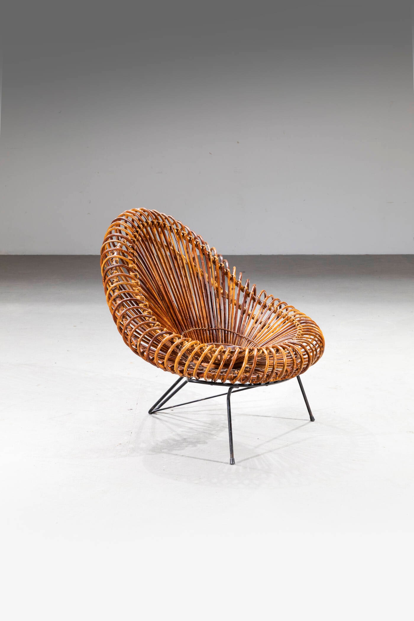 ABRAHAM JANINE & DIRK JAN ROL: ABRAHAM JANINE & DIRK JAN ROL Poltrona Struttura in metallo verniciato e bamboo. Prod. Rougier, anni '50 cm 88x87x90 Piccoli difetti