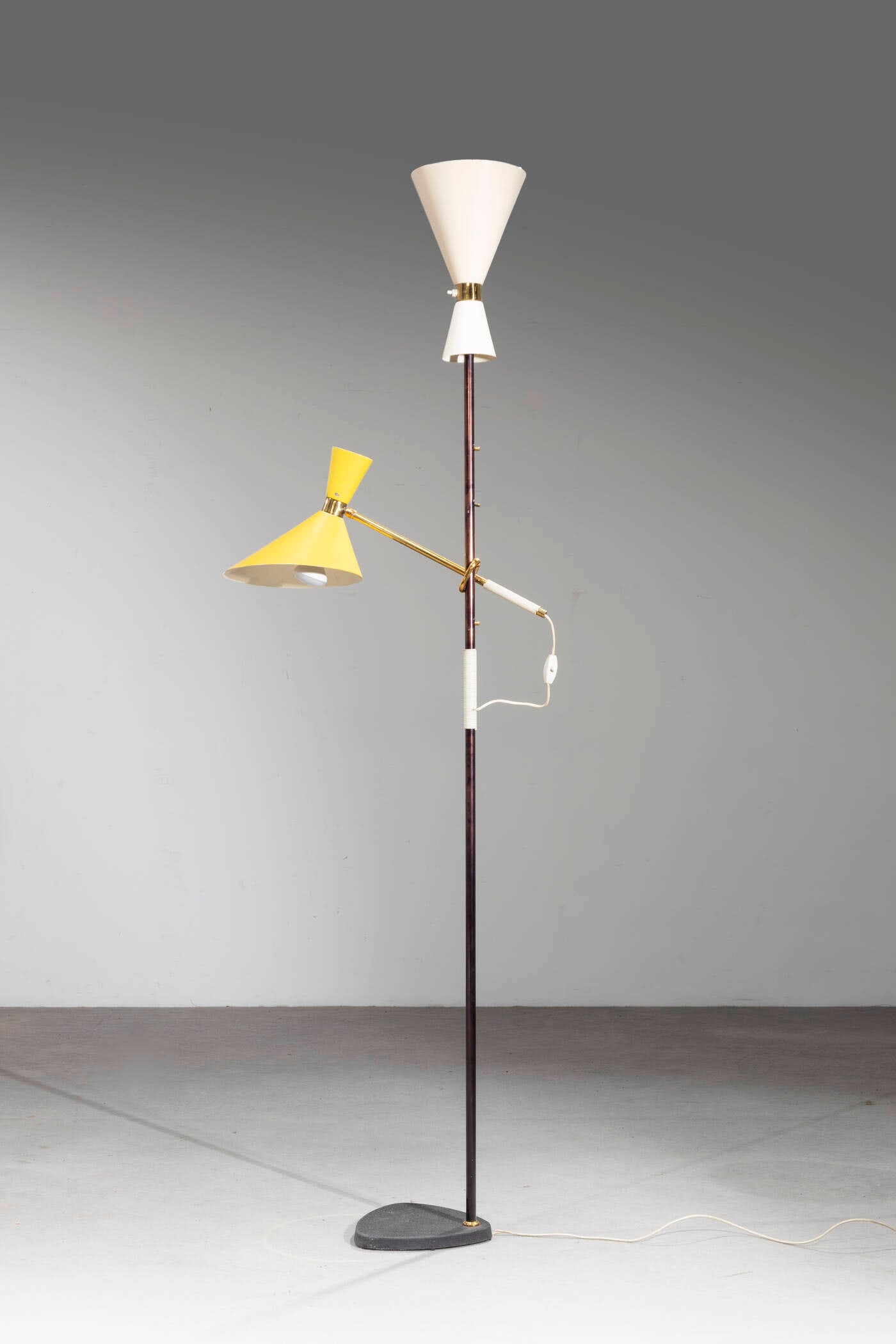 JULIUS THEODOR KALMAR: JULIUS THEODOR KALMAR Lampada da terra mod. Pelikan Struttura in metallo verniciato e ottone, diffusori in alluminio verniciato e particolari in ottone. Base in ghisa Anni '50 h cm 176 Difetti