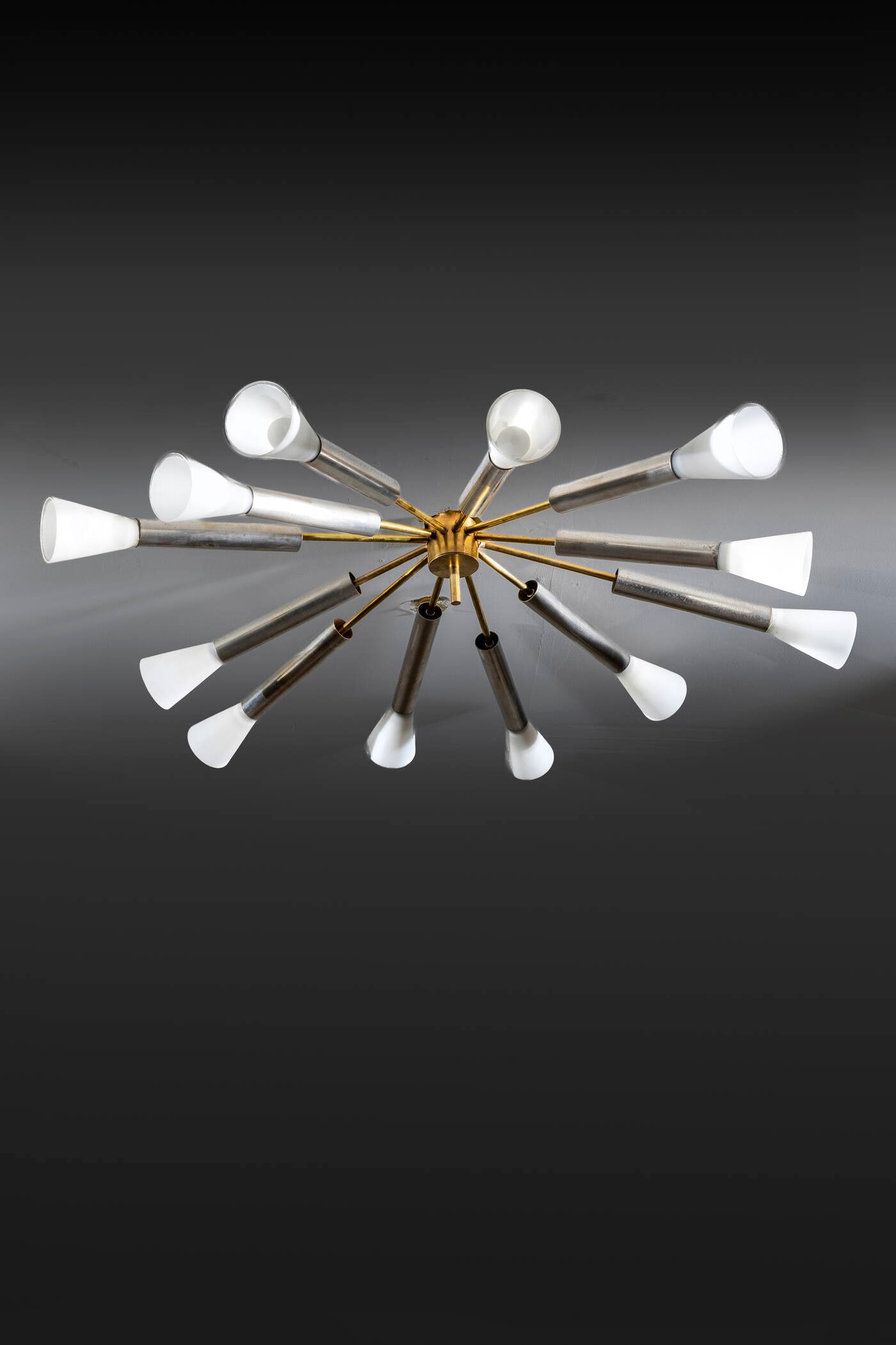 REGGIANI: REGGIANI Lampadario a dodici luci Struttura in metallo cromato, diffusori in vetro opalino e particolari in ottone. Anni '70 h cm 25x130 Difetti