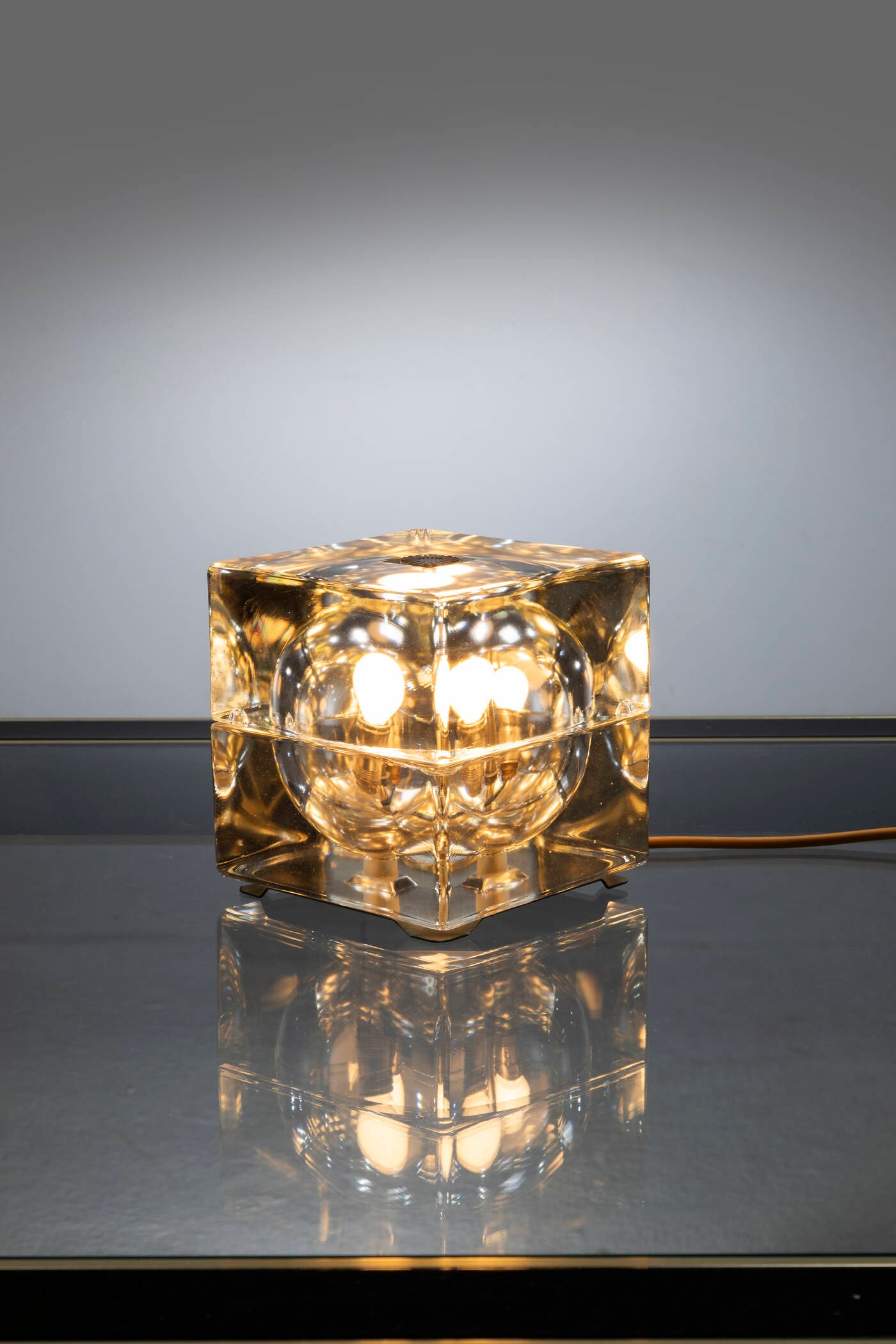 ALESSANDRO MENDINI: ALESSANDRO MENDINI Lampada da tavolo mod. Cubosfera Vetro stampato. Prod. Fidenza Vetraria, anni '60 h cm 17,5x15x15 Bibl.: Domus n. 467, ottobre 1968, pag. 35
