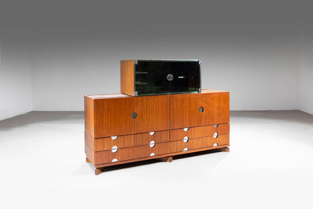 LUIGI CACCIA DOMINIONI: LUIGI CACCIA DOMINIONI Mobile contenitore Struttura in legno, particolari in acciaio e vetro colorato e specchiato. Anni '70 cm 136x200x55 Difetti