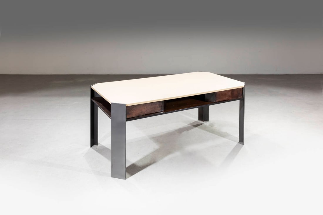 AZUCENA: AZUCENA Scrivania Struttura in metallo verniciato, piano in legno rivestito in skai. Anni '70 cm 73x171,5x91,5 Difetti