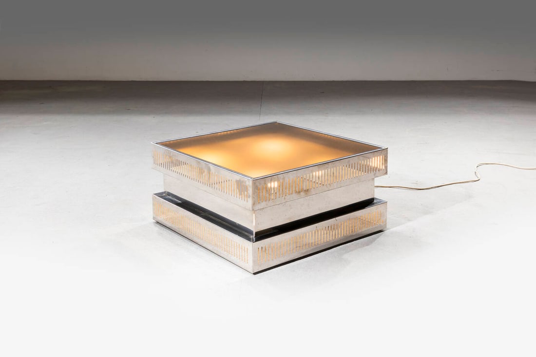 PRODUZIONE ITALIANA: PRODUZIONE ITALIANA Tavolino luminoso Struttura in acciaio, pianoin vetro fum, illuminazione interna. Prod. Italiana, anni '70 cm 37,5x75x75 Difetti