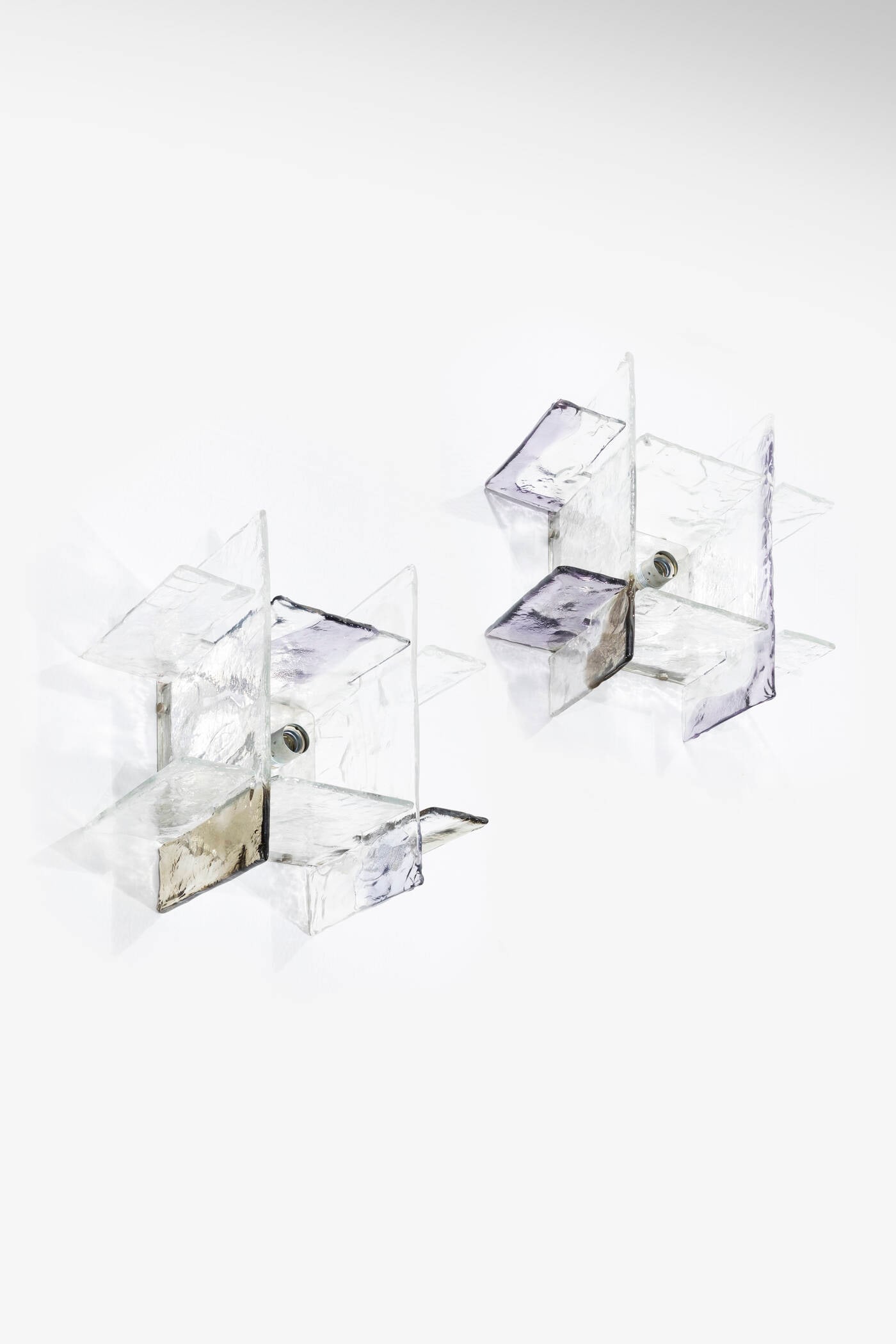 CARLO NASON: CARLO NASON Coppia di plafoniere modulari mod. ICE Struttura in metallo laccato e lastre in vetro colorato e trasparente. Prod. Mazzega, anni '70 h cm 20x40