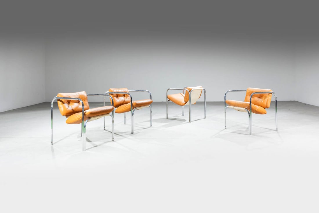 PRODUZIONE ITALIANA: PRODUZIONE ITALIANA Quattro sedie Struttura in acciaio, seduta e schienale imbottiti rivestiti in pelle. Anni '70 cm 64x56,5x62 Difetti