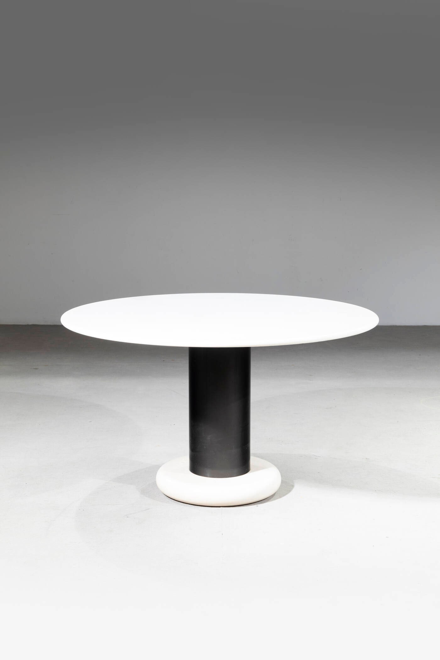 ETTORE SOTTSASS: ETTORE SOTTSASS Tavolo mod. Loto Struttura in acciaio smaltato, piano e base in marmo. Anni '60 cm 71x120x120 Bibl.: -G. Gramigna, "Repertorio del design italiano 1950-2000 per l'arredamento