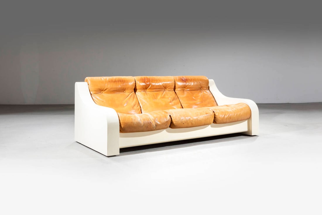 PRODUZIONE ITALIANA: PRODUZIONE ITALIANA Divano a tre posti Struttura in legno curvato laccato, imbottitura rivestita in tessuto. Anni '70 cm 76x206x95 Difetti