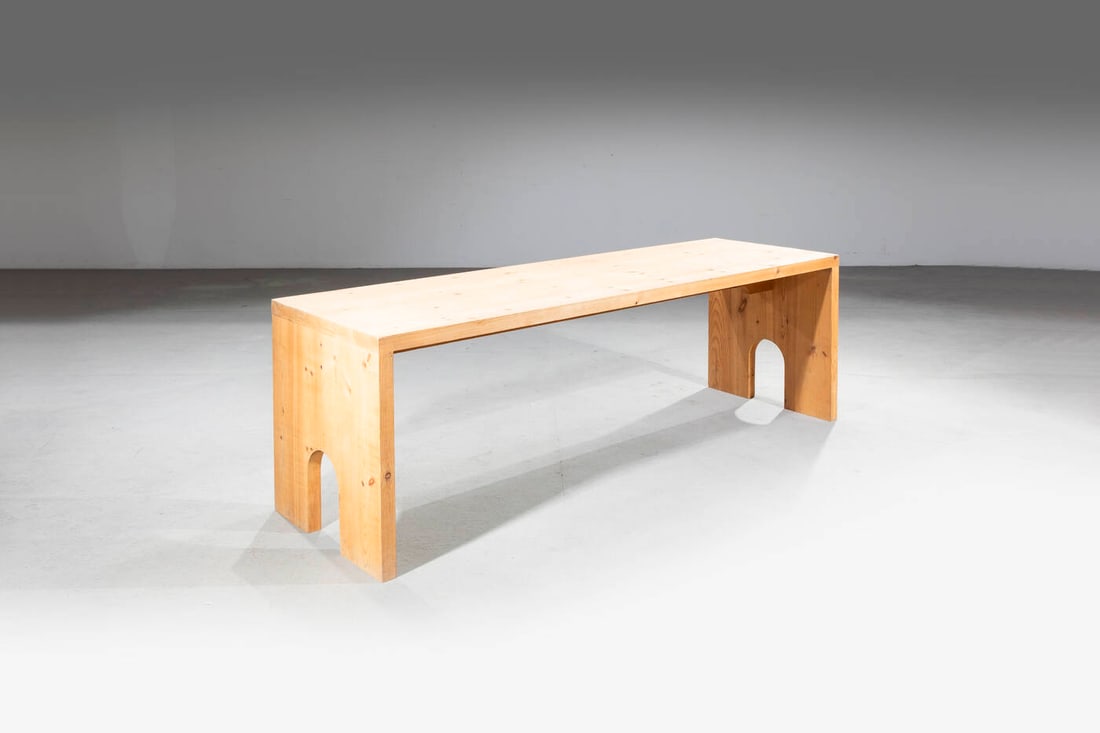 MARIO CEROLI: MARIO CEROLI Castelfrentano (PE) 1938 Tavolo della serie Mobili nella valle Struttura in legno, plexiglass. Firma dell'artista in piroincisione Prod. Poltronova, anni '70 cm 73x230x59 Difetti