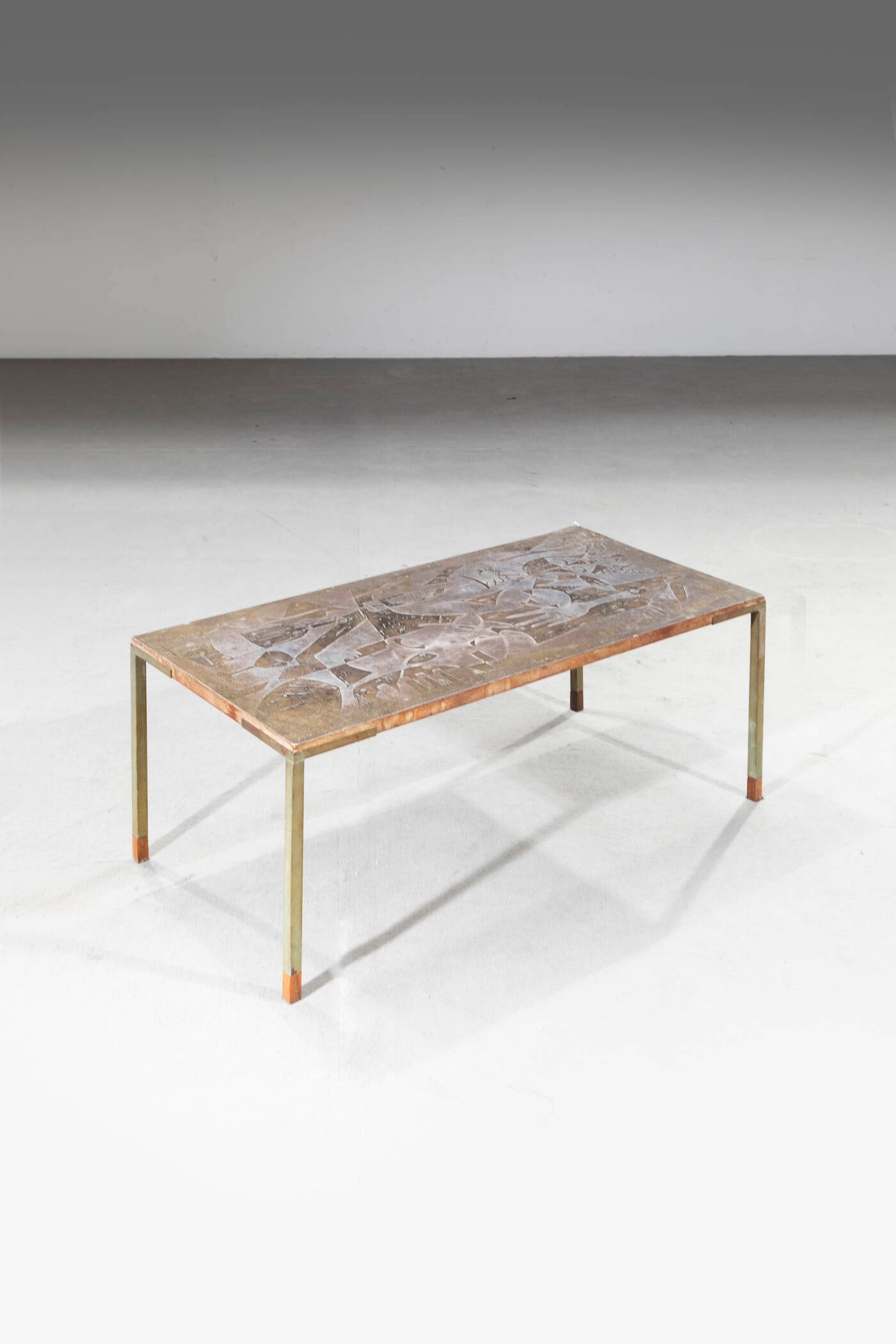 RUGGERI: RUGGERI Tavolino Struttura in metallo, piano in legno rivestito in lampiera lavorata. Anni '70 cm 37x100x50 Difetti