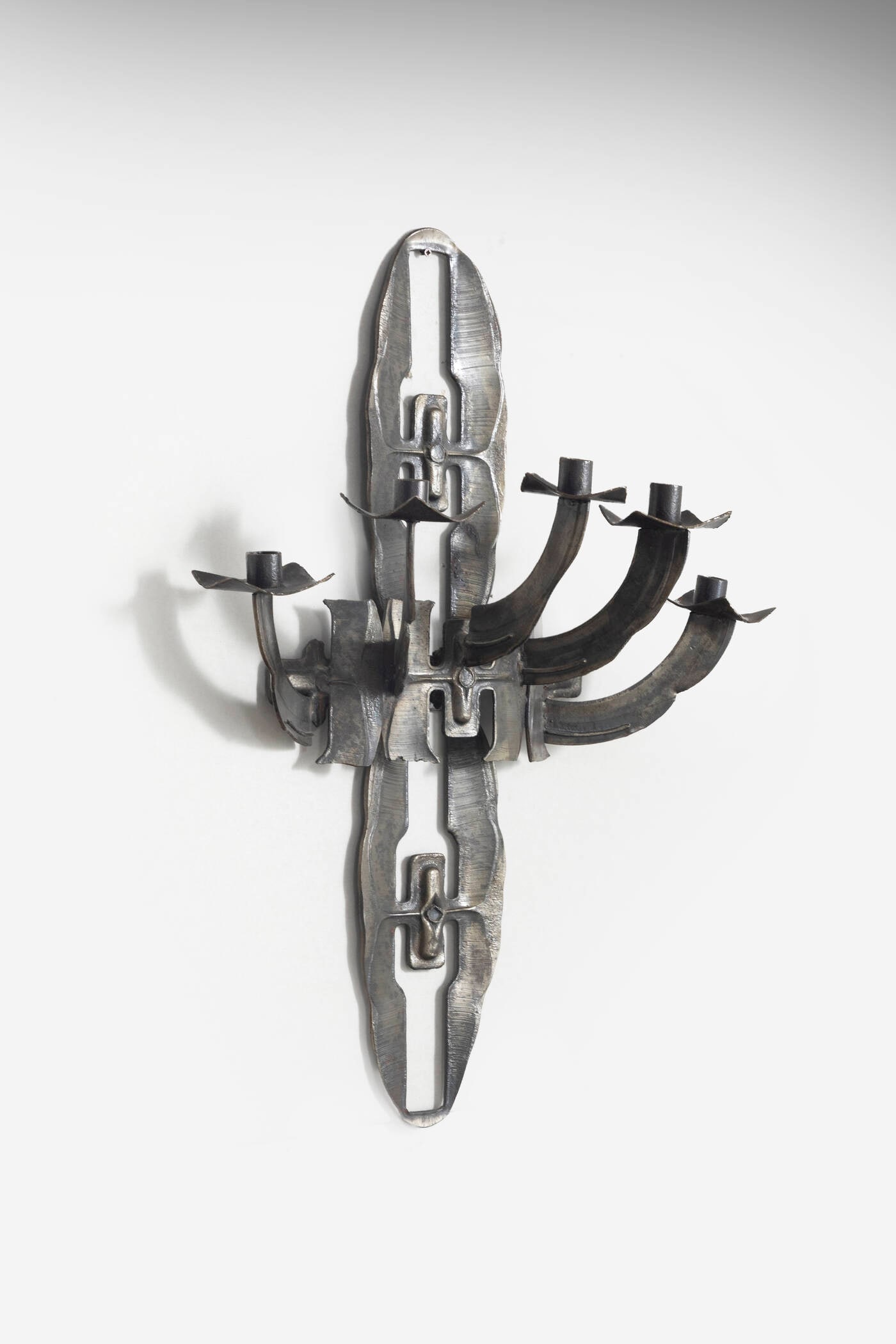 PRODUZIONE ITALIANA: PRODUZIONE ITALIANA Applique brutalista Struttura in metallo. Anni '60 h cm 75x56x25