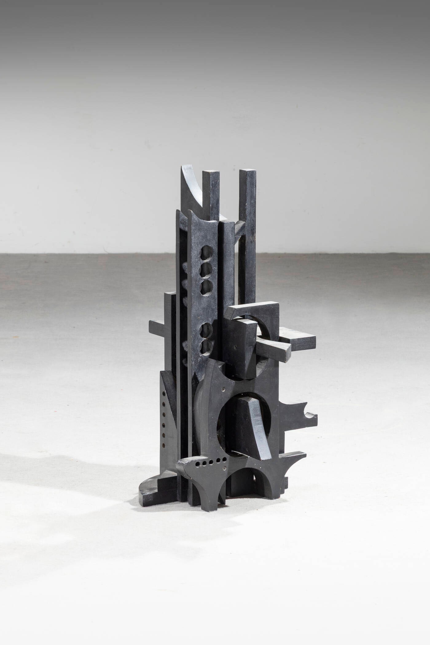 PRODUZIONE ITALIANA: PRODUZIONE ITALIANA Scultura astratta Legno tinto. Anni '70 cm 62,5x35