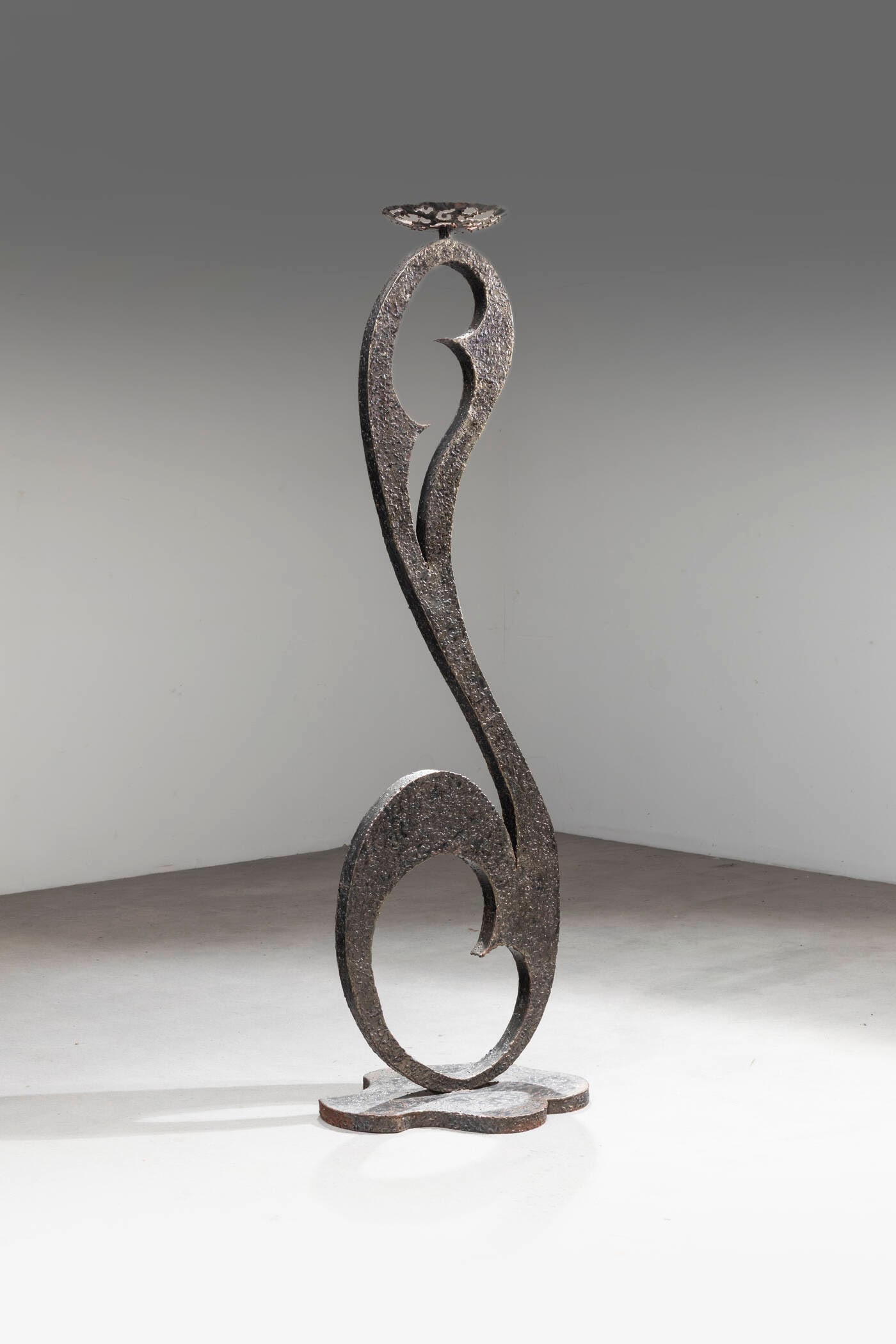 PRODUZIONE ITALIANA: PRODUZIONE ITALIANA Scultura brutalista Struttura in metallo lavorato. Anni '70 cm 165x53x40 Difetti