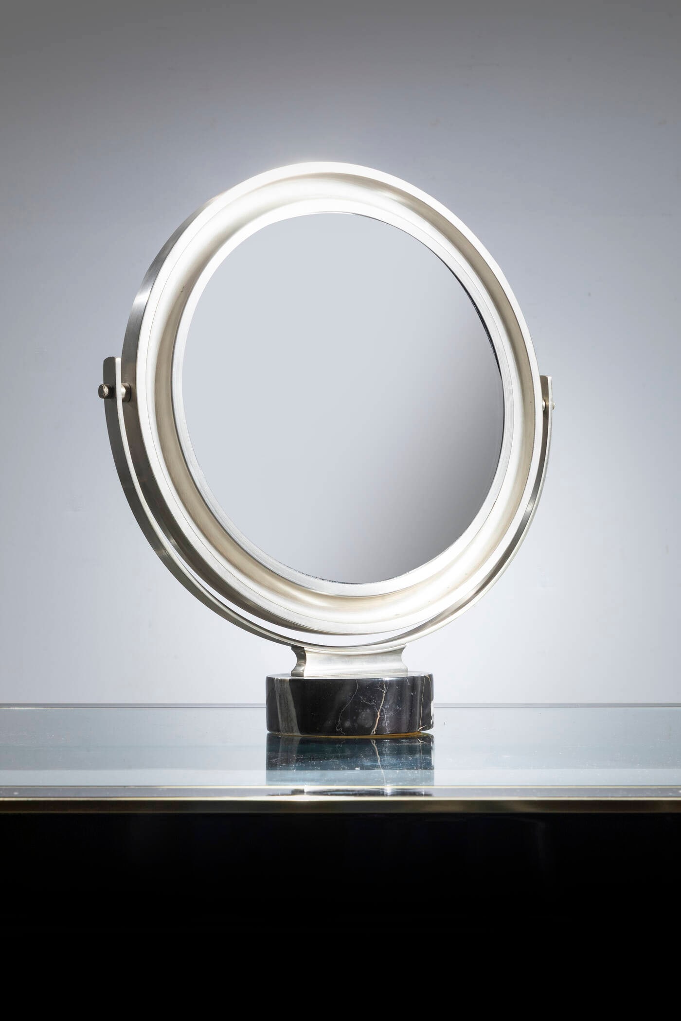 SERGIO MAZZA: SERGIO MAZZA Specchio da tavolo orientabile mod. Narciso Struttura in metallo, vetro specchiato. Base in marmo Prod. Artemide, anni '70 cm 52x47