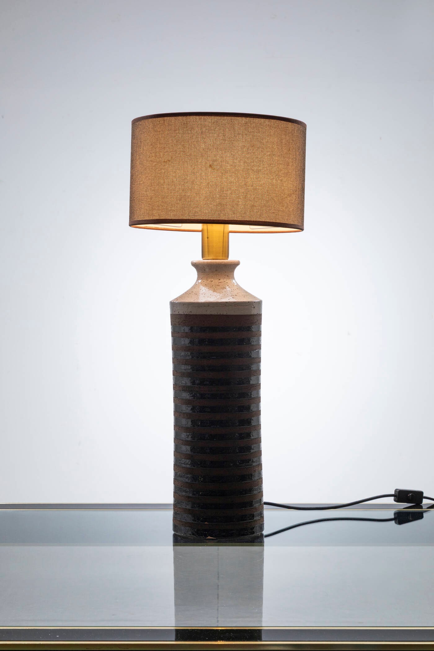 BITOSSI: BITOSSI Lampada da tavolo Struttura in cermica smaltata, paralume in tessuto e particolari in ottone. Anni '70 h cm 68 Piccola sbeccatura sulla base