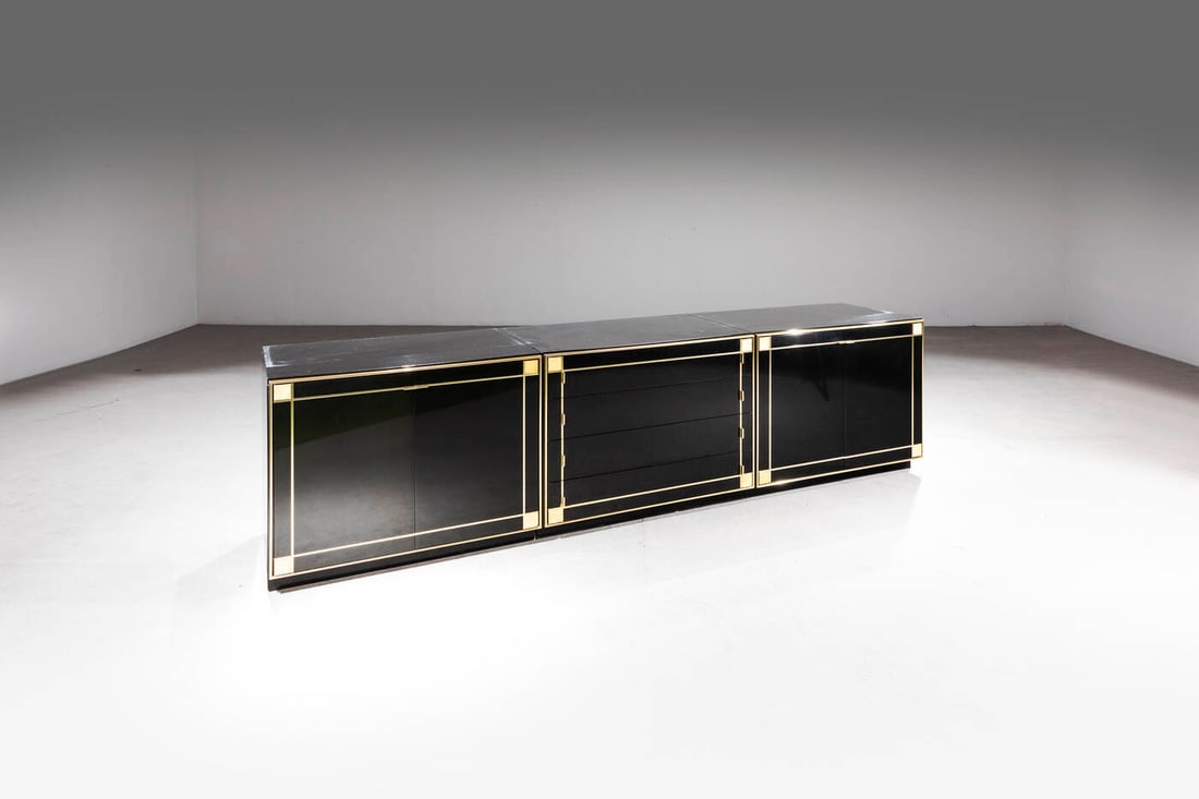 PIERRE CARDIN: PIERRE CARDIN Tre mobili contenitori Struttura in legno laccato e particolari in ottone. Anni '70 cm 72x270x55 elemento singolo cm 72x90x55 Difetti