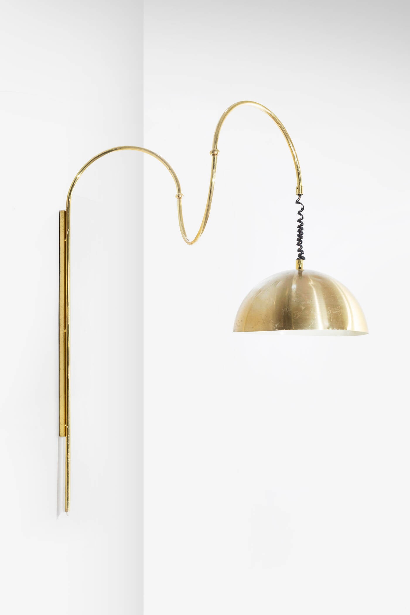 PRODUZIONE ITALIANA: PRODUZIONE ITALIANA Lampada da muro estendibile Struttura in ottone. Anni '70 h cm 120x57 Difetti