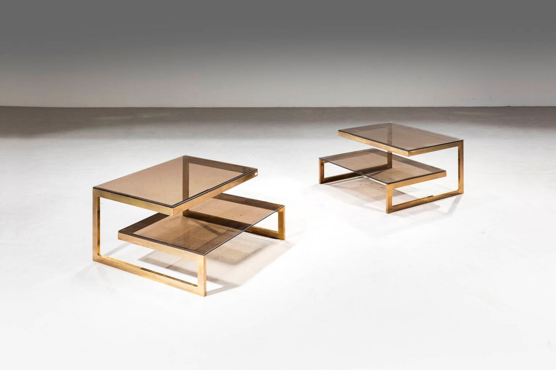 PRODUZIONE ITALIANA: PRODUZIONE ITALIANA Coppia di tavolini Struttura in ottone, piani in vetro fum. Prod. Italiana, anni '70 cm 43,5x80x80 Piccola sbeccatura e difetti