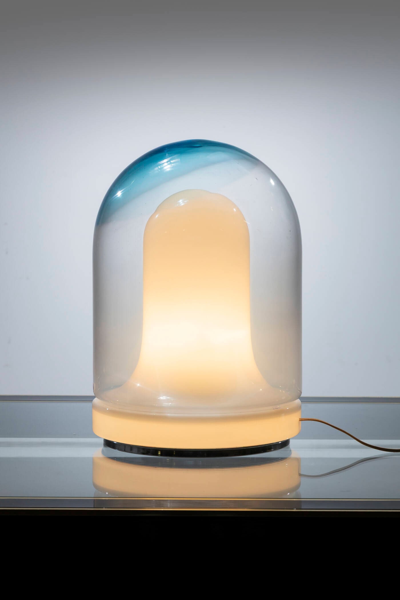 MAZZEGA: MAZZEGA Lampada da tavolo Struttura in vetro opalino e vetro. Anni '70 h cm 47